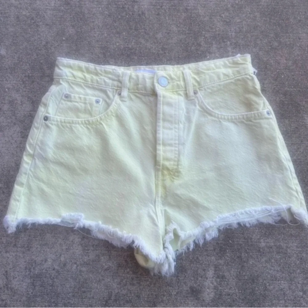 Zara Pale Yellow Frayed Hem Jean Shorts   BD3